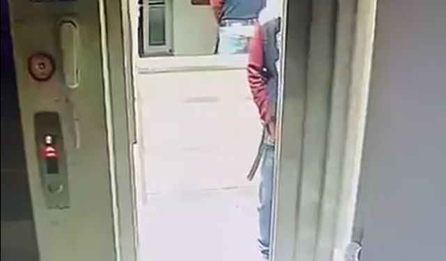 Kaskla apartmana giren şüpheli idrarını yapıp, damdaki kuşları çaldı; o anlar kamerada