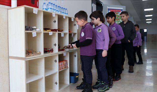 İlkokuldaki kasiyersiz "dürüstlük dolabı" kasa fazlası verdi