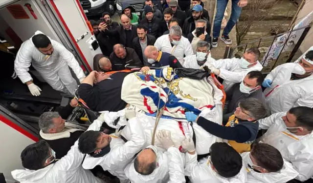 30 kişi tarafından evinden çıkarılan fil hastası, Ankara'ya götürüldü