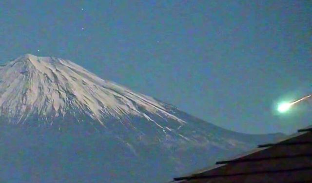 Japonya’daki Fuji Dağı semalarını aydınlatan meteor görsel şölen yaşattı
