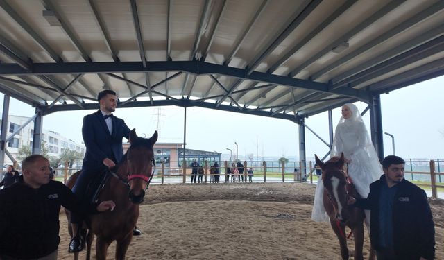 Sıra dışı nikahta gelin ve damat at üstünde dünya evine girdi