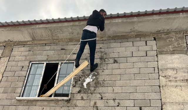 Yürekleri ağza getiren kaza: Çatıda asılı kaldı!