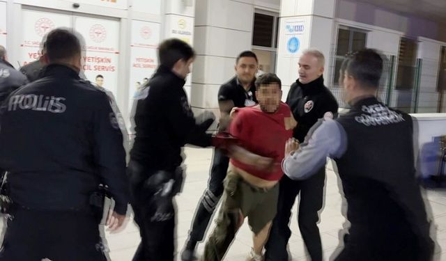 Aksaray'da film gibi olay: Bıçaklanarak yaralandılar, sedyeden atlayıp gazetecilere saldırdılar!