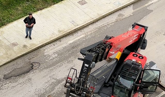 Sevgililer Günü’nü unuttu, iş makinesiyle balkona çıkarttığı güllerle gönül aldı