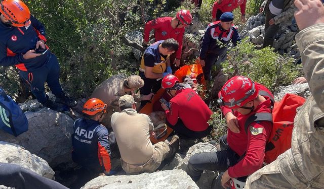 Keçilerin peşinden gidip kaya yarığına sıkıştı