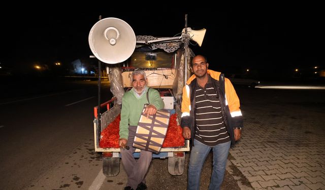 Ramazan davulcusundan hem geleneksel hem teknolojik yöntem