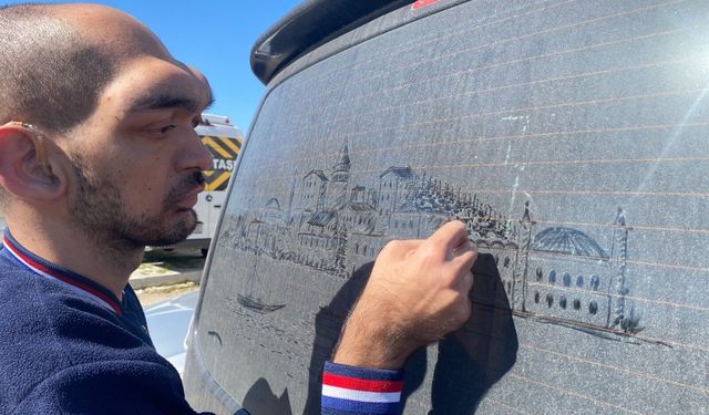 Tozlu araç görünce dayanamıyor, sanat eserine dönüştürüyor