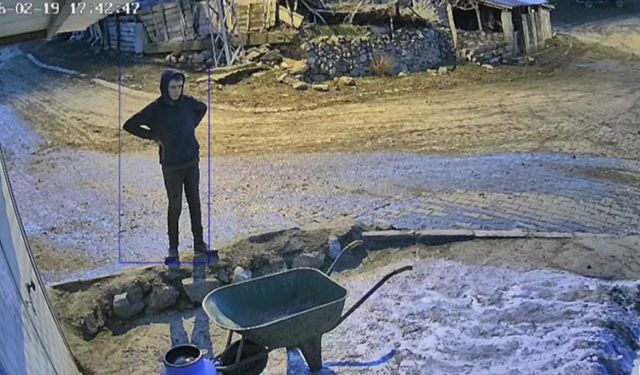 Bir bidon sütü deviren gencin çaresiz anları kamerada