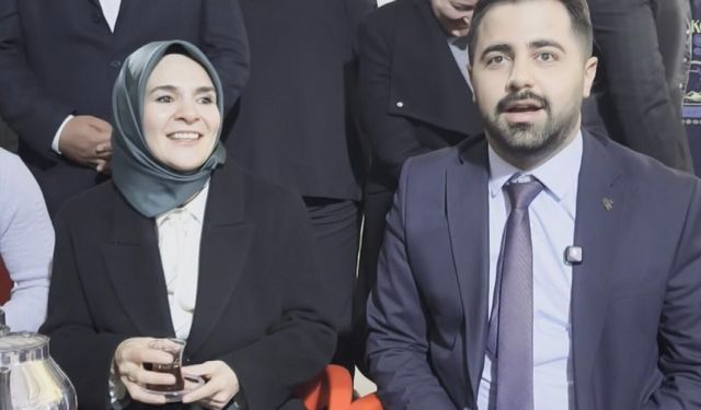 Bakan Göktaş, Batman'da gençlerle "Kabe'de Hacılar Hu Der" ilahisine eşlik etti