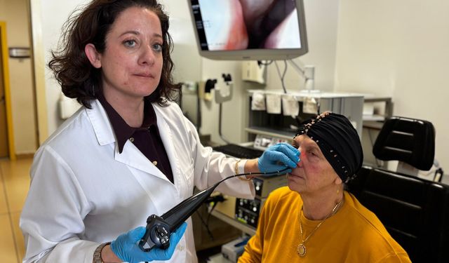 Bir gecede ses telleri felç olan anneyi doktor kızı iyileştirdi