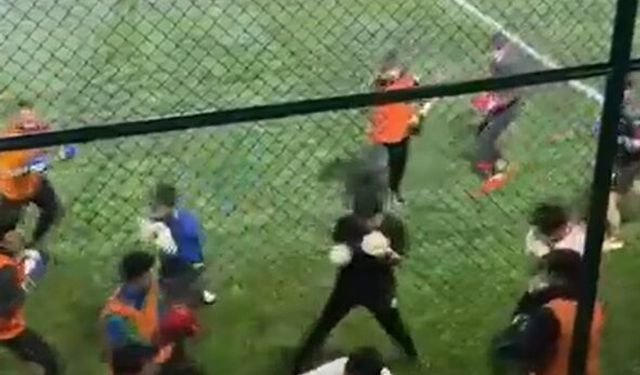 Boksörler halı sahada hem antrenman yaptı hem de futbol oynadı
