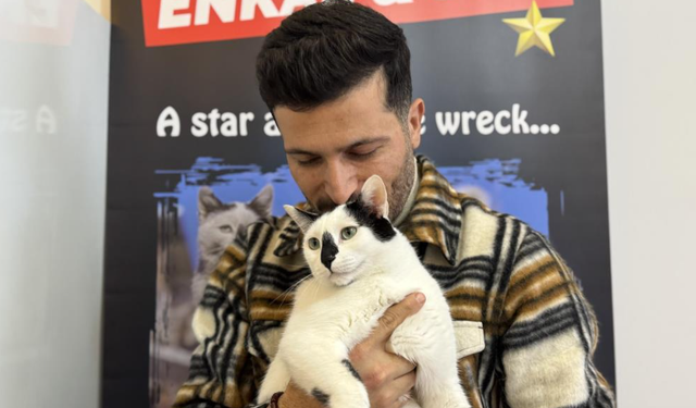 Eski itfaiye eri, enkazdan çıkardığı kediyle deprem travmasını birlikte atlattı