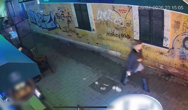 Kadın turistin yere saçılan paralarını toplayan esnaf: Teşekkür bile etmedi saçını tarayıp gitti