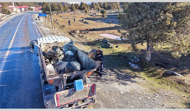 Hafta sonu pikniğinin ardından 250 poşet çöp toplandı