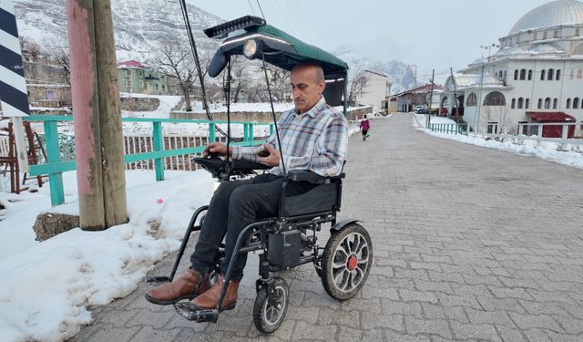 Engelli çocuğu için akülü sandalyeyi arabaya çevirdi