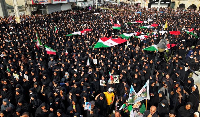 İran'daki okul saldırısında ölenler için cenaze töreni