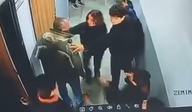 Okulda korku dolu anlar: Çocuğuna kartopu atan öğrenciyi koridorda darp etti!