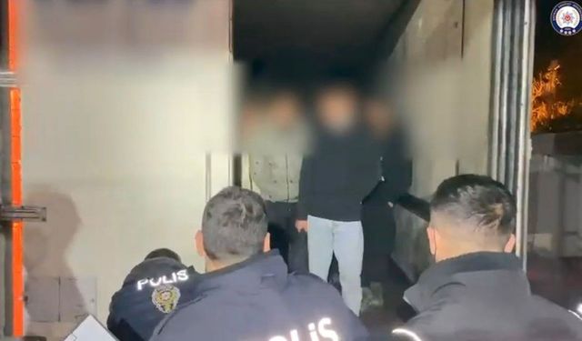 İran’dan Türkiye’ye kaçak giren 25 göçmen tırda yakalandı