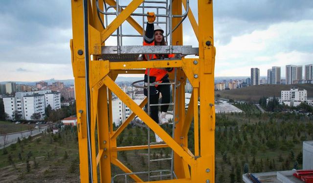 Genç kadın, ekmeğini gökyüzünde kazanıyor