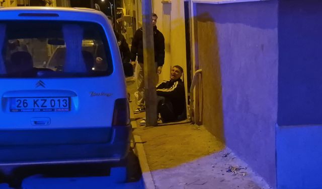 Sevgilisinden ayrılan genç sokak ortasında aracını parçaladı