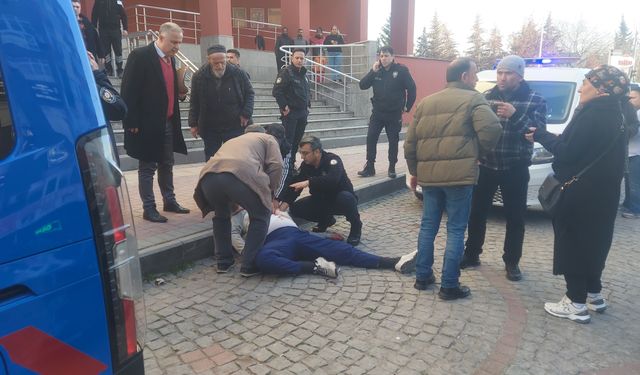 Kendisine istismarda bulunduğunu iddia ettiği şahsı adliye önünde kalbinden bıçakladı!