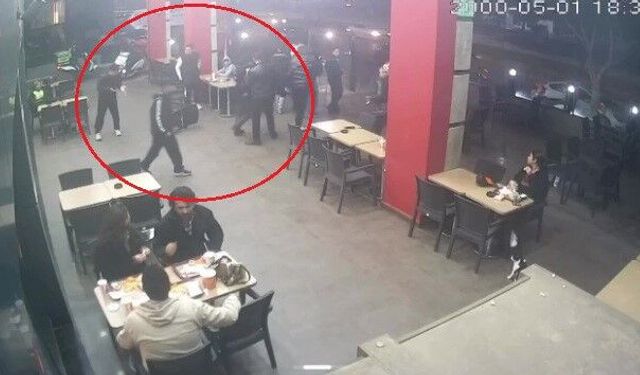 Hiç tanımadıkları genci "Neden bakıyorsun" diye darp edip burnunu kırdılar
