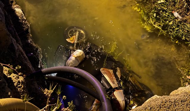 Otomobilin çarptığı elektrikli bisiklet kanala düştü: 1 öl*, 1 yaralı