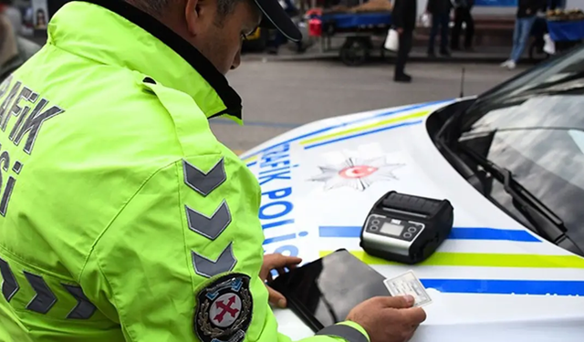 ‘Dur’ ihtarına uymadı, polis aracına çarptı: 725 bin TL ceza yedi