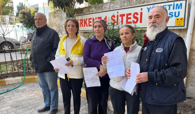 Apartman sakinlerine 'raporlu' zulüm:  Kapıya dışkı, asansöre çöp...