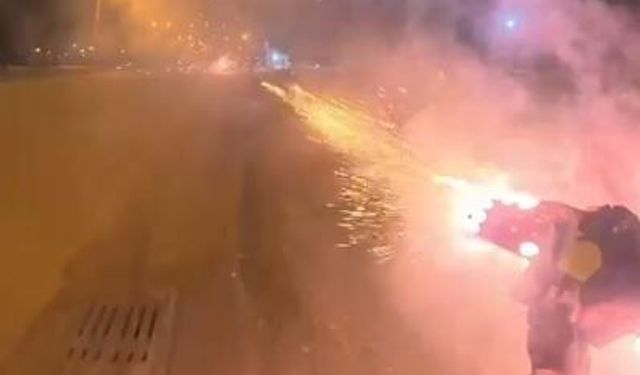 Havai fişekleri peş peşe arkadaşlarının üzerine ateşledi!