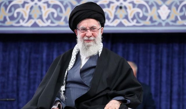İran'da Hamaney'in ölümü sonrası "siyah sancak" çekildi