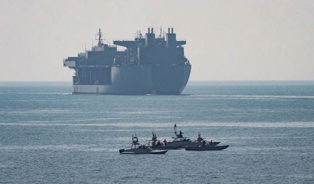 İran, Hürmüz Boğazı'nda bir petrol tankerini vurdu