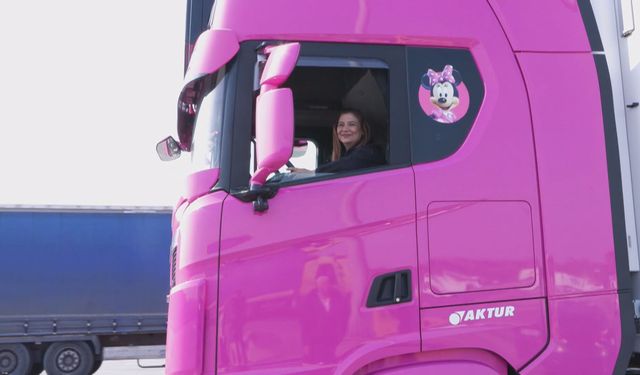 Avrupa yollarında bir Türk kadını: Pembe tırı ile sınırları aşıyor!