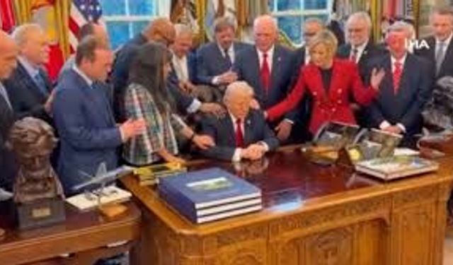 Oval Ofis’te Trump’a dokunarak dua ettiler