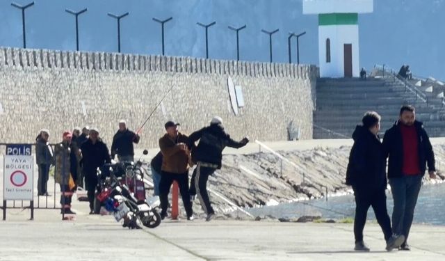 Selamını almayan balıkçıyla kavga etti!