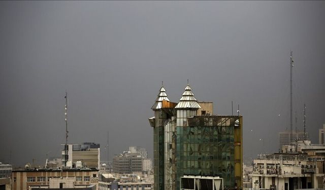Petrol depolarının vurulmasının ardından Tahran’ın gökyüzünü siyah bulutlar kapladı