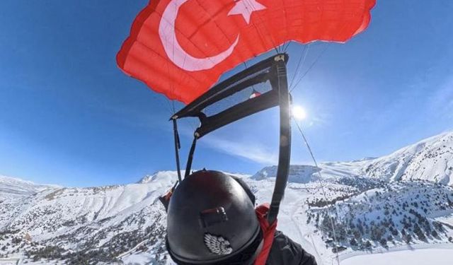 Yarasa adam Ergan Dağı Kayak Merkezi'nde uçtu