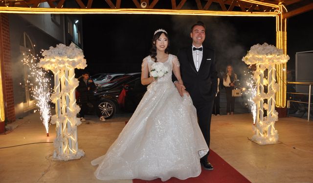 Tatilde tanışan Güney Koreli turist ile Türk rehber Mersin'de evlendi