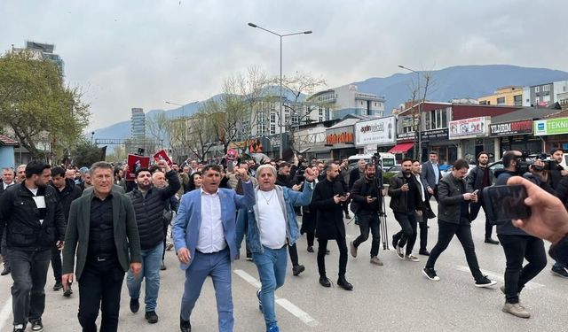 CHP'liler Ankara yolunu trafiğe kapatınca polis müdahale etti
