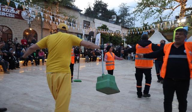 Festival alanını hem temizlediler hem eğlendiler