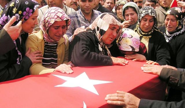 Adana'da şehit annesinin dramı: "Can verdim, evimde oturamıyorum"