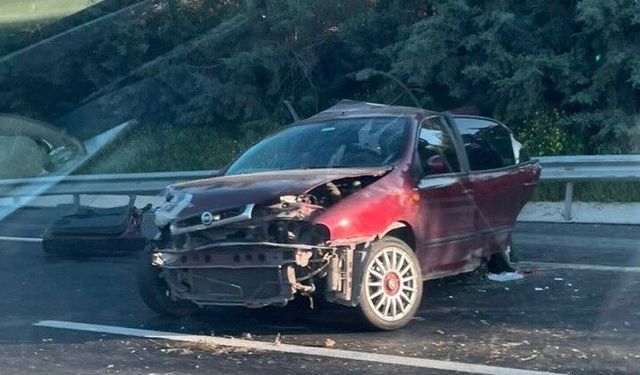 Tarsus'ta otomobiller çarpıştı: 1 ölü, 2 yaralı