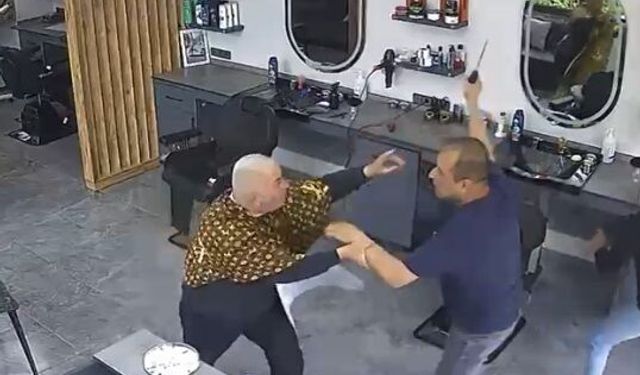 Berberde tıraş olan husumetlisine satırla saldırdı: 2 yaralı