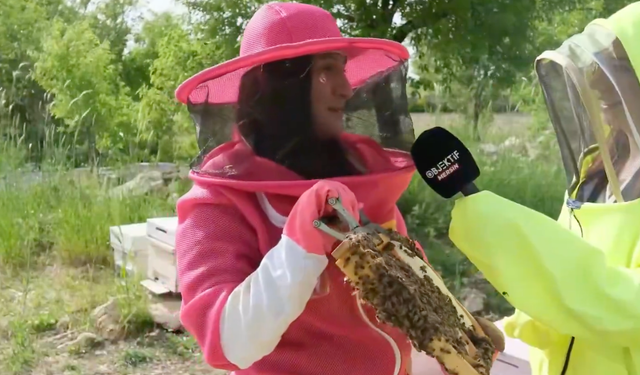 ÖĞRENCİLERİNE DERS, ARILARINA EMEK VERİYOR