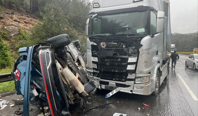 Tarsus’ta Maliyeciler kaza yaptı: 1 ölü, 5 yaralı