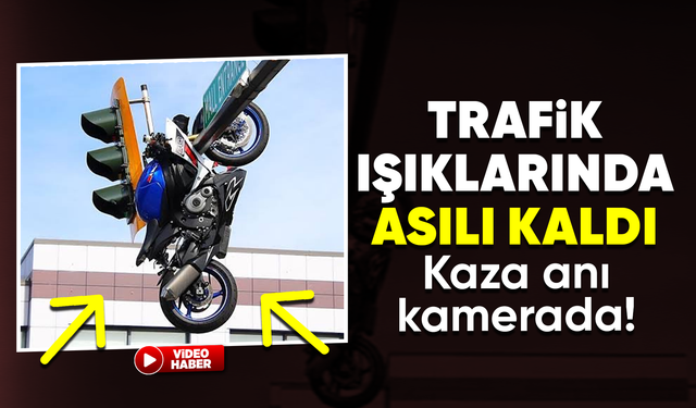 Kazada savrulan motosiklet trafik ışıklarında asılı kaldı