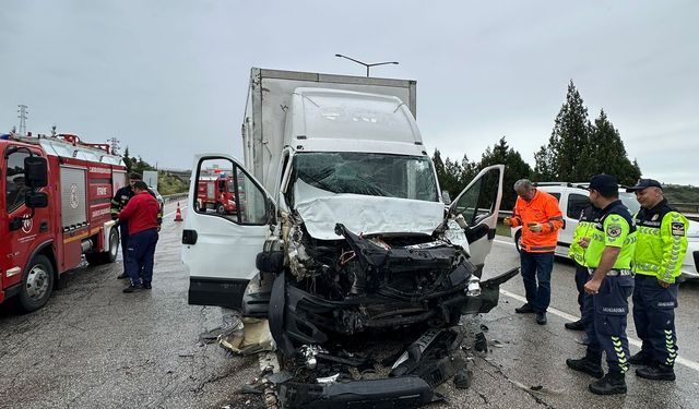 Kamyonet ve tır çarpıştı: araçta sıkışan 2 kişi hastaneye kaldırıldı
