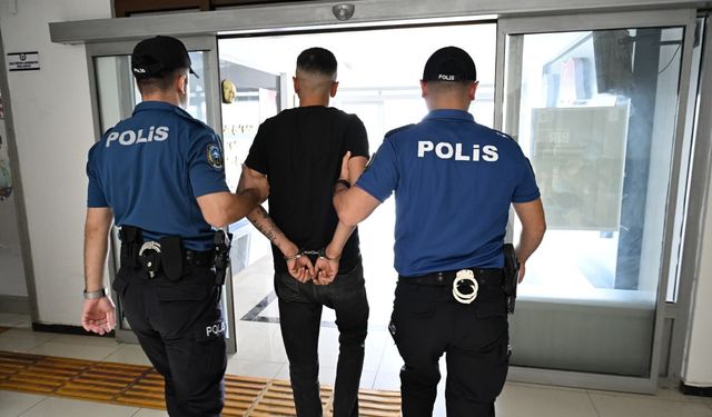 Kırmızı bültenle aranan hükümlü havalimanında yakalandı