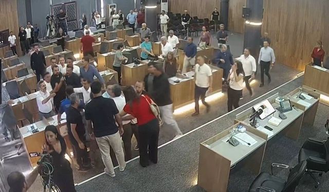 CHP'li belediye başkanının AK Partili meclis üyesinin üzerine yürüdüğü anlar kamerada