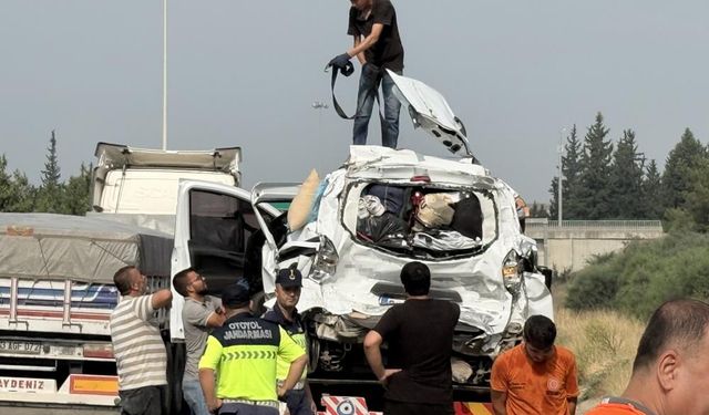Tır, hafif ticari araca çarptı: 2 ölü, 2 yaralı